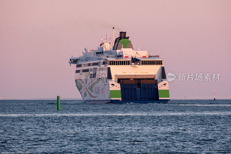 由Tallink经营的MV Megastar，在日落时分从赫尔辛基港口出发